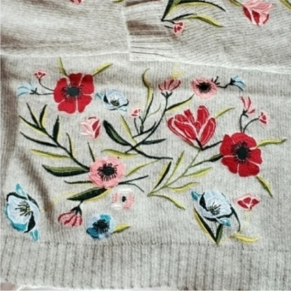 Romeo & Juliet Couture Sweater - Picture 2 of 8